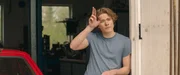 Martin (Jonas Hoff Oftebro) ist genervt von seinem Job in der Werkstatt.