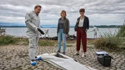 Erstes Zusammentreffen der Kriminalkommissarinnen mit dem Gerichtsmediziner am Tatort, v.li.: Ronald Kukulies als Gregor Eisen, Franziska Weisz als Doro Beitinger, Maria Wördemann als Chiara Locatelli Erstes Zusammentreffen der Kriminalkommissarinnen mit dem Gerichtsmediziner am Tatort, v.li.: Ronald Kukulies als Gregor Eisen, Franziska Weisz als Doro Beitinger, Maria Wördemann als Chiara Locatelli