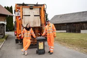 Tobi (links) darf M&uuml;llmann Roland einen Tag bei seiner Arbeit begleiten und checkt, was mit unseren Restm&uuml;lltonnen passiert.