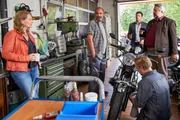 Die Kommissare Hansen (Igor Jeftic, hinter, 2.v.r.) und Stadler (Dieter Fischer, r.) befragen den Besitzer einer Motorradwerkstatt, Bernhard "Bulli" Kuhn (Hannes Ringlst&auml;tter, 2.v.l.) und seine Freundin Evi Staudinger (Stefanie von Poser, l.) zu ihrem ermordeten Freund Rocky D&ouml;bl.