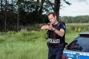 André Pötschke (Marc Hosemann) nach einer Verfolgungsjagd André Pötschke (Marc Hosemann) nach einer Verfolgungsjagd