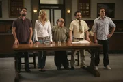 Mac (Rob McElhenney, l.), Dee (Kaitlin Olson, 2.v.l.), Charlie (Charlie Day, 2.v.r.) und Dennis (Glenn Howerton, r.) sind alle Teil einer r&uuml;hrseligen Geschichte, die Frank (Danny DeVito, M.) dem Richter auftischt ...