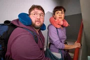 Tüffi (Daniel Zillmann, l.) und Jackie (Nagmeh Alaei, r.) fliegen erstmals gemeinsam in den Urlaub und sind furchtbar aufgeregt. Tüffi (Daniel Zillmann, l.) und Jackie (Nagmeh Alaei, r.) fliegen erstmals gemeinsam in den Urlaub und sind furchtbar aufgeregt.