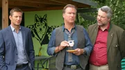 Die Cops Hansen (Igor Jefti?, l.) und Stadler (Dieter Fischer, r.) werfen Tierfriedhofsbesitzer Dellinger (Ralf Lindermann, M.) vor, seine Kunden betrogen zu haben.