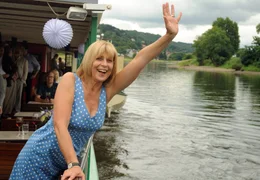 Steffi Krieg (Mona Seefried) genie&szlig;t ihre Flussfahrt auf der Elbe.