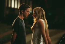 W&auml;hrend seines Hausarrestes beginnt Kale (Shia LaBeouf, l.), sich f&uuml;r die Au&szlig;enwelt zu interessieren. Er spioniert den Nachbarn nach, insbesondere der sch&ouml;nen Ashley (Sarah Roemer, r.). Als sie die Sache bemerkt, findet sie &uuml;berraschenderweise Gefallen an dem Spiel. Gemeinsam nehmen sie einen verd&auml;chtigen Nachbarn ins Visier ...
