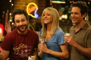 Charlies (Charlie Day, l.) neue Freundin ist Dee (Kaitlin Olson, M.) und Dennis (Glenn Howerton, r.) ein Dorn im Auge ...