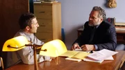 Im B&uuml;ro der Kirche spricht Detective Robert Goren (Vincent D'Onofrio, r.) mit Reverend Daniel Wyler (Leland Orser) &uuml;ber den ermordeten Arzt, der Mitglied seiner Kirche war.