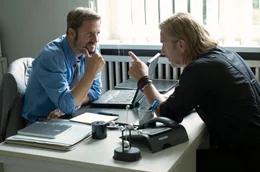 Fallmanager Runknagel (Philipp Hochmair, l.) muss den arbeitslosen Ex-Million&auml;r Piet N. Schneller (Heino Ferch) in einen Job bringen.