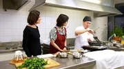 Yvonne und Philip Cheung mit ORF-Redakteurin Gundi Lamprecht beim Kochen einer buddhistischen Fastenspeise.