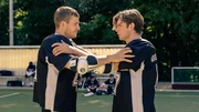 Cyril (Ben Felipe) und James (Damian Hardung) vers&ouml;hnen sich nach der Niederlage beim Lacrosse Endspiel gegen Eastview, Folge 6.