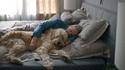 Eine neue Freundschaft: Hund Yoda darf bei Elmar (J&uuml;rgen Heinrich) mti ins Bett.