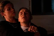 Mario R&ouml;nsch (Nico Liersch, l.) bedroht Anselm Hausner (Heiko Raulin, r.) mit einem Messer.