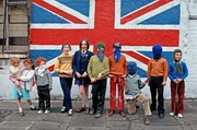 Kinder aus einem Viertel protestantischer Unionisten in Belfast vor einem Wandbild mit der Flagge des Union Jack, Nordirland, 1971.