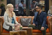 Bonnie (Melissa Peterman, l.); Tucker (Tahj Mowry, r.)