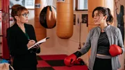 Getarnt als Sportpsychologin f&uuml;hlt Harry Wild (Jane Seymour, l.) den Mitgliedern des Boxclubs auf den Zahn, unter anderem der jungen Sportlerin Avril (Jordanne Jones, r.).