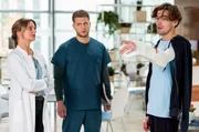Dr. Ruhland (Gunda Ebert, l.) und Mikko (Luan Gummich, M.) sorgen sich um ihren Patienten Lars Wexler (Leonard Fuchs).
