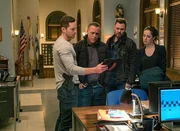 V.l.: Jay Halstead (Jesse Lee Soffer), Hank Voight (Jason Beghe), Adam Ruzek (Patrick John Flueger) und Kim Burgess (Marina Squerciati)