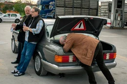 Auf dem Weg nach Rimini: Die drei Freunde Helmut (Karl Fischer, re.), Edgar (Bernhard Sch&uuml;tz, li.) und Peter (Reiner Bock) reisen nach Rimini
