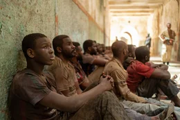 Auf ihrer gemeinsamen Reise wird Seydou (Seydou Sarr, l.) zwischenzeitlich von seinem Cousin Moussa getrennt und ger&auml;t in Libyen in die Gefangenschaft einer mafi&ouml;sen Organisation.