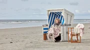 W&auml;hrend die anderen Damen der Therapiegruppe ihre &Uuml;bungen im kalten Wasser der Nordsee absolvieren, bevorzugt Elfriede Brandner (Ilse Neubauer) doch eher den Strandkorb.