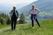 Von links: Werner Schmidbauer und Rita Falk wandern auf das Juget K&ouml;pfle (1026 m) bei Immenstadt im Allg&auml;u.