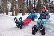 Chloe und Eiley mit Schneeschuhen. Mit ihnen kann man im Tiefschnee viel besser laufen. Chloe und Eiley mit Schneeschuhen. Mit ihnen kann man im Tiefschnee viel besser laufen.