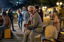 Edgar (Bernhard Sch&uuml;tz) spielt auf der Gitarre