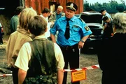 Der Polizist Bj&ouml;rk (Claes Malmberg) sorgt daf&uuml;r, da&szlig; Anders (Totte Steneby, li.) und  Kalle (Malte Forsberg) den Tatort nicht betreten.