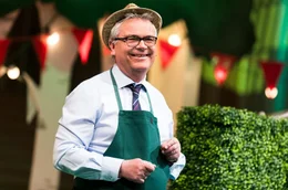 Kabarettist J&uuml;rgen B. Hausmann pr&auml;sentiert sein Fr&uuml;hlingsspecial und ist als Gartenmann voll in seinem Element.