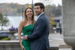 Madeline (Jocelyn Hudon) und Mike (Dan Jeannotte)   +++ Die Verwendung des sendungsbezogenen Materials ist nur mit dem Hinweis und Verlinkung auf RTL+ gestattet. +++