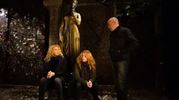 Ulla (Veronica Ferres) und Jan (Heiner Lauterbach) haben endlich ihre Teenagertochter Julia (Paulina R&uuml;mmelein, Mitte) an der Statue der Julia in Verona gefunden.