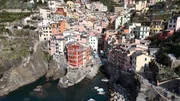 Riomaggiore, das südlichste Dorf der Cinque Terre, schmiegt sich spektakulär an die Steilküste. Seine farbenfrohen Häuser wachsen wie Türme in die Höhe. Riomaggiore, das südlichste Dorf der Cinque Terre, schmiegt sich spektakulär an die Steilküste. Seine farbenfrohen Häuser wachsen wie Türme in die Höhe.