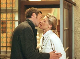 Der erste Kuss: Pfarrerin Anja Schneider (Barbara Rudnik) und der Musiker Jochen Hofmann (Benjamin Sadler).