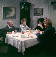 L-R: Kurt Scholz (Joseph Offenbach), K&auml;the Scholz (Inge Meysel), Frau Urban (Liselotte Quilling), Rudi Scholz (Gernot Endemann)