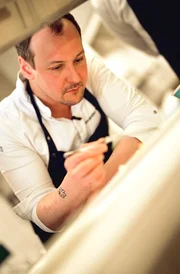 Alexander Mayer, K&uuml;chenchef des Sternerestaurants La Vall&eacute;e Verte auf Schloss Hohenhaus in Herleshausen.