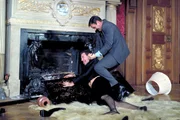 James Bond (Sean Connery, r.) liefert sich einen wilden Kampf mit einem verkleideten SPECTRE-Agenten in einem franz&ouml;sischen Schloss.