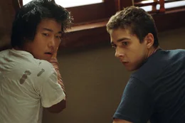 Aus Langeweile spioniert Kale (Shia LaBeouf, r.) seine Nachbarn aus. Doch aus dem Spa&szlig; wird blutiger Ernst, als Kale und Ronnie (Aaron Yoo, l.) einen Nachbarn verd&auml;chtigen, ein M&ouml;rder zu sein ...