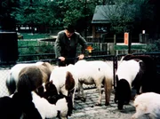 Meister Eder (Gustl Bayrhammer) besucht mit seinem Kobold Pumuckl den Zoo. Weiteres Bildmaterial finden Sie unter www.br-foto.de.