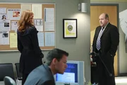 Bree (Marcia Cross, l.) ist auf Chucks Revier und erkundigt sich nach ihm. Detective Murphy (Michael Dempsey, r.) hat interessante Infos f&uuml;r sie ...