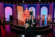 In dieser Folge begr&uuml;&szlig;t Laura Larsson (2.v.r.) Comedienne Gisa Flake (l.), die Content Creatorin Marie Lina Smyrek (2.v.l.) sowie den Schauspieler Daniel Donskoy (r.).