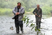 Wolfgang Abeck (Joachim Kr&oacute;l, re.) jagt sein Entf&uuml;hrungsopfer Robert Haffner (Tristan Seith, li.) durch ein Flussbett im Wald.