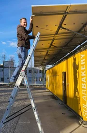 Solarbakery-Erfinder Simon Zimmermann bei Wartungsarbeiten an den Solarpaneelen des Solarbakery-Prototyps.