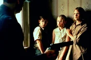 "Der B&ouml;sewicht (Krister Henriksson) h&auml;lt  Kalle (Malte Forsberg), Eva-Lotta (Josefin Arling) und Anders (Totte Steneby, r.) mit seiner Pistole in Schach.