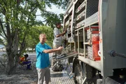 Der Hydrogeologe Martin Quinger f&uuml;hrt mit einem mobilen Labor regelm&auml;&szlig;ig Qualit&auml;tskontrollen des Trinkwassers im Norden Namibias durch.