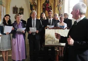 Alfons (Sepp Schauer, v.) beginnt den Chor zu dirigieren. Mit dabei sind Elena (Lili Gesler, l.), Hildegard (Antje Hagen, 2.v.l.), André (Joachim Lätsch, M.), Nils (Florian Stadler, 2.v.r.) und Tanja (Judith Hildebrandt, r.). Alfons (Sepp Schauer, v.) beginnt den Chor zu dirigieren. Mit dabei sind Elena (Lili Gesler, l.), Hildegard (Antje Hagen, 2.v.l.), André (Joachim Lätsch, M.), Nils (Florian Stadler, 2.v.r.) und Tanja (Judith Hildebrandt, r.).