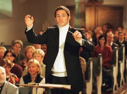 11.04) um 10:30 Uhr im Ersten. Der Kirchenmusiker Jochen Hofmann (Benjamin Sadler) bei seinem gro&szlig;en Auftritt vor der Gemeinde.