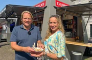 Bj&ouml;rn Freitag (l) und Tamina Kallert probieren auf dem Markt in Maastricht die regionale Spezialit&auml;t &ldquo;Poffertjes&rdquo;.