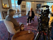 Katrin Eigendorf (r.) im Interview mit der isländischen Präsidentin Halla Tómasdóttir (l.) in Bessastaðir in Island. Katrin Eigendorf (r.) im Interview mit der isländischen Präsidentin Halla Tómasdóttir (l.) in Bessastaðir in Island.