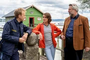 Am Tatort gibt Polizeihauptmeister Mohr (Max M&uuml;ller, l.) den Kommissaren Andresen (Sophie Melbinger, M.) und Stadler (Dieter Fischer, r.) erste Informationen zum Opfer.